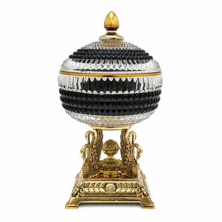 شکلات خوری لوکس درب دار مدل ونیز با بدنه کریستال مشکی و شفاف، پایه برنجی آنتیک طرح دو قو و قبه طلایی روی درب، محصول متالوکس.