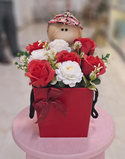باکس گل مصنوعی قرمز کوچک با عروسک کد 780009